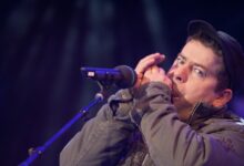 Michael Hirte spielt Mundharmonika auf der Bühne