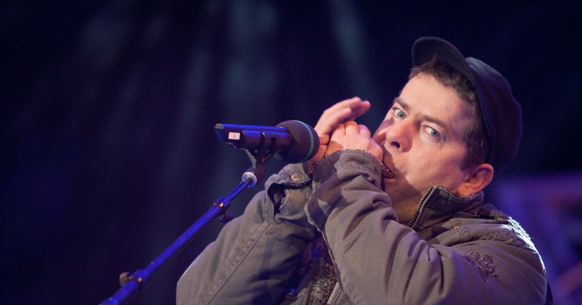 Michael Hirte spielt Mundharmonika auf der Bühne