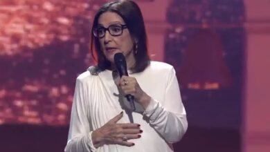 Ehrung in Berlin: Nana Mouskouri erhält Verdienstorden