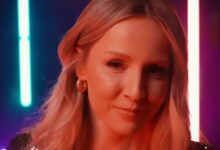 Melissa Naschenweng präsentiert ihr Kälbchen Emma