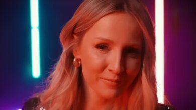 Melissa Naschenweng präsentiert ihr Kälbchen Emma